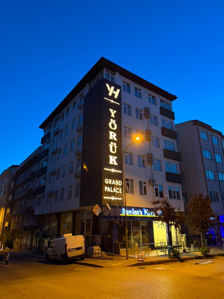 Yörük Grand Palace — Keşan gece manzarası ve ışıklı tabela